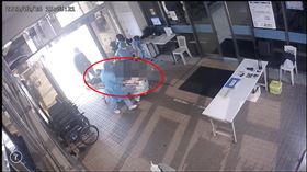 ▲蕭姓消防員支援公墓火警勤務時遇上意外，遭下滑的消防車重壓，生命徵象不穩定，家屬晚間同意拔管放棄急救。（圖／翻攝畫面）