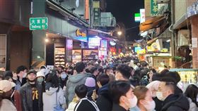 228連假26日來到第二天，士林夜市晚間人潮塞爆。（圖／記者游定剛拍攝）