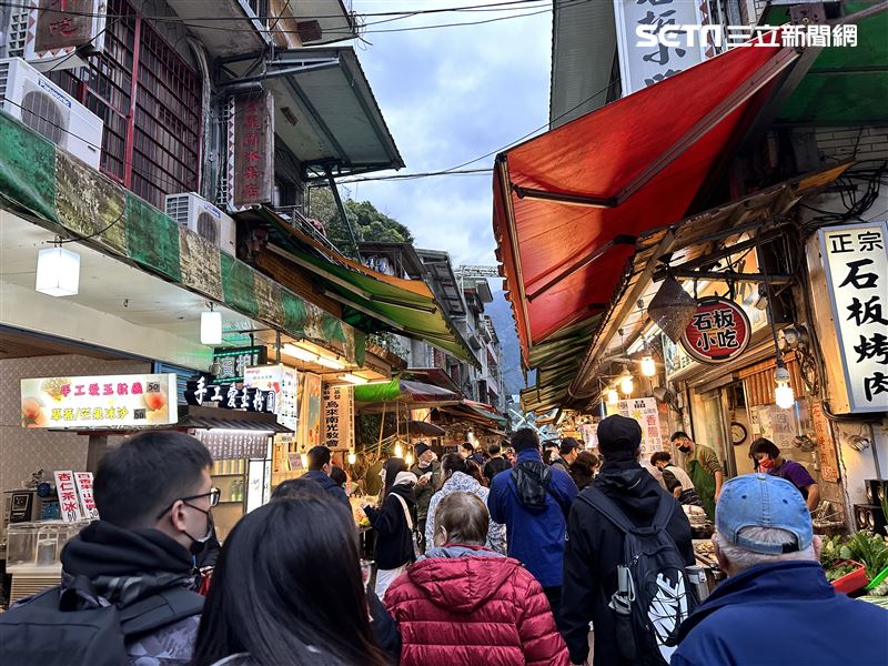 烏來老街是新北知名的「山城」，每年都有不少遊客來訪，但與熱門景點差距明顯。（圖／資料照）