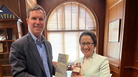 蕭美琴會晤肯塔基州長貝希爾駐美代表蕭美琴（右）24日轄訪美國肯塔基州，與肯州民主黨籍州長貝希爾（左）會晤，就台美關係、台灣與肯州在電動車和威士忌產業的合作機會交換意見。（駐亞特蘭大辦事處提供）中央社記者徐薇婷華盛頓傳真 112年2月27日