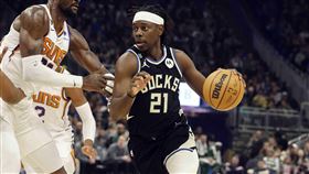 ▲末節驚險逆轉比數，哈樂戴近6成投籃命中率，公鹿奪14連勝射下太陽。（圖／美聯社／達志影像）