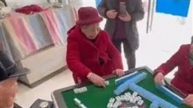 101歲的奶奶每天都會出門打麻將。（圖／翻攝自微博）