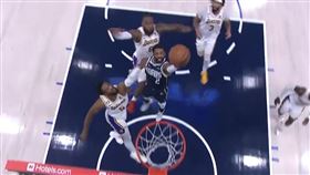 ▲詹姆斯（LeBron James）在厄文（Kyrie Irving）上籃時，搧了一記麻辣鍋。（圖／翻攝自ClutchPoints推特）