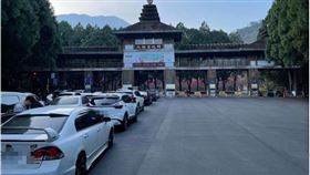 九族文化村入園門口一早就出現排隊車潮。（圖／翻攝自爆廢公社）