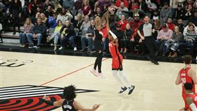 拓荒者一哥里拉德（Damian Lillard）27日在主場對上火箭一役，上演超狂飆分秀，猛轟生涯新高71分。（圖／翻攝自拓荒者推特）