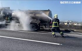 苗栗國道三號南下128K油罐車輪胎起火。（圖／翻攝畫面）