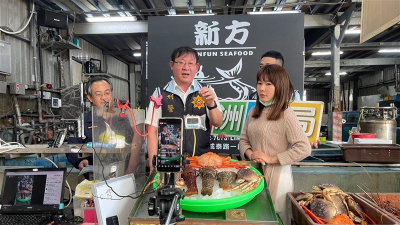 警直播賣海鮮、上淡水街頭　全為宣導防詐