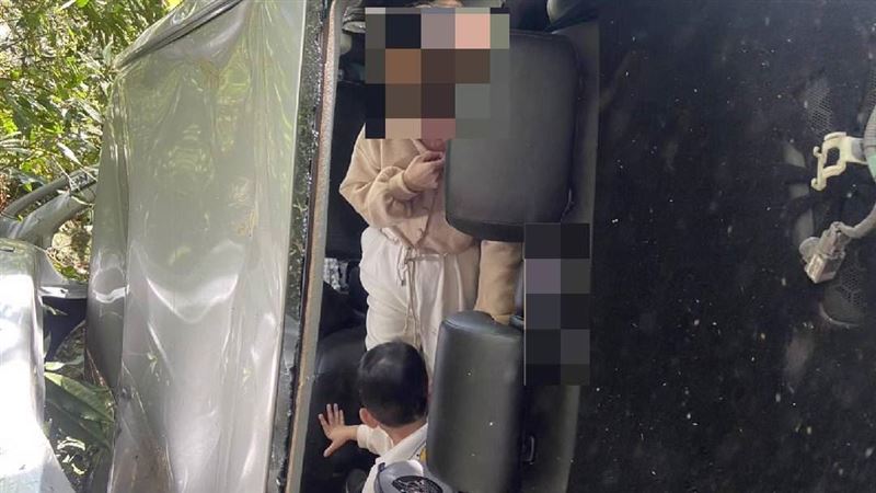 新竹尖石小客車墜谷　3歲童困車內哀嚎