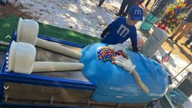 美國阿嬤瑪莉生前設計MM巧克力卡通造型棺材。（圖/翻攝@itsmeroundtree TikTok）