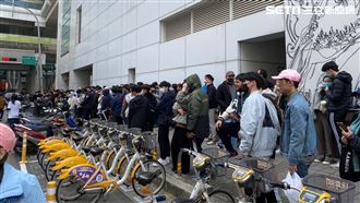 Toyz飲料店人潮超驚人！頭香：昨晚就來排