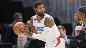 ▲喬治（Paul George）末節最後一擊在對面弧頂出手命中超大號三分彈，可惜超時不算。（圖／美聯社／達志影像）