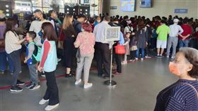 初一走春  高雄鼓山往旗津搭船人數逾萬農曆大年初一各地湧現走春潮，高雄鼓山輪渡站22日自上午10時30分左右就開始湧現搭船人潮，累計至下午3時許，從鼓山搭船往旗津的人數已逾萬。（高雄市輪船公司提供）中央社記者曾以寧傳真  112年1月22日