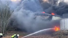 ▲桃園市楊梅一鐵皮工廠27日下午4點多發生火警，火勢竄燒相當迅速，濃煙直竄天空，好幾公里遠民眾都看到。（圖／翻攝畫面）