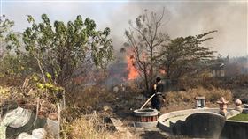 公墓若再發生火警  屏縣府：放火罪追究刑責屏東縣政府消防局第四大隊蕭姓安檢員支援公墓火警遭水箱車重壓殉職，屏東縣政府27日表示，即起若再接獲公墓內火警通報，將依放火罪追究刑事責任。（屏東縣消防局提供）中央社記者李卉婷傳真  112年2月27日