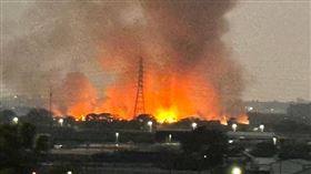 ▲屏東縣萬丹鄉萬大橋附近河道野草大火，熊熊野草大火竄天際，已燒了8小時。（圖／翻攝自臉書「屏東小鎮資訊」）