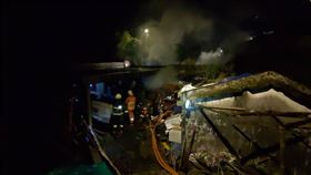 ▲新北市瑞芳區九份一民宅火警，現場有堆置木柴，幾乎燒成「焦土」。（圖／翻攝畫面）