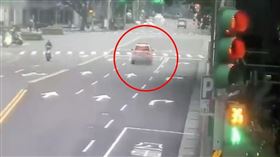 ▲台北市翁男駕駛的轎車(紅圈處)，突然停在馬路中央。員警巡邏發現，上前一看，翁男竟然睡翻在駕駛座裡，終於叫醒開門，卻滿車毒品味。（圖／翻攝畫面）