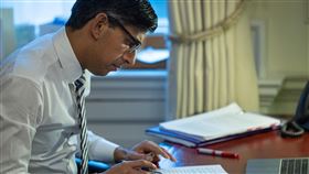 英相蘇納克內政演說  強化民眾數學能力成焦點英國首相蘇納克（Rishi Sunak）倫敦時間4日下午將發表上任兩個多月來首場內政重要演說，焦點議題除了國內公衛醫療體系、經濟民生，還有增進民眾數學能力。圖為他在唐寧街10號辦公。（英國首相府提供）中央社記者陳韻聿倫敦傳真  112年1月4日