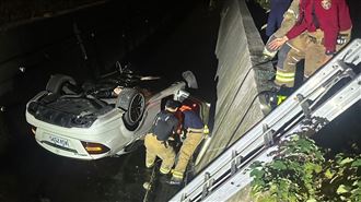 賓士車噴飛墜3米深水溝翻覆！2男急救不治