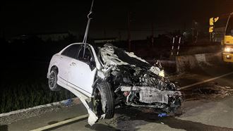 台南賓士C300墜3米深水溝 車頭撞爛慘況曝