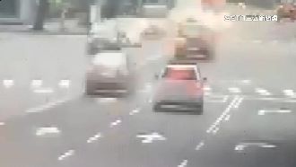 扯！吸毒駕駛昏睡釀塞車　警破窗揪毒駕