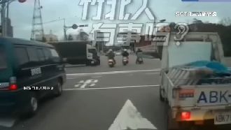 貨車闖紅燈「連撞」3機車　嚇壞目擊民眾