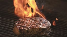 美國極佳級肋眼牛排油花豐富且均勻，轉角以傳統高溫火山石的加州碳烤(California Grill)方式燒烤，600度高溫鎖住肉汁讓油花香氣融入牛排之中，滿足舌尖味蕾純粹自然的感受。（圖／美國肉協提供）