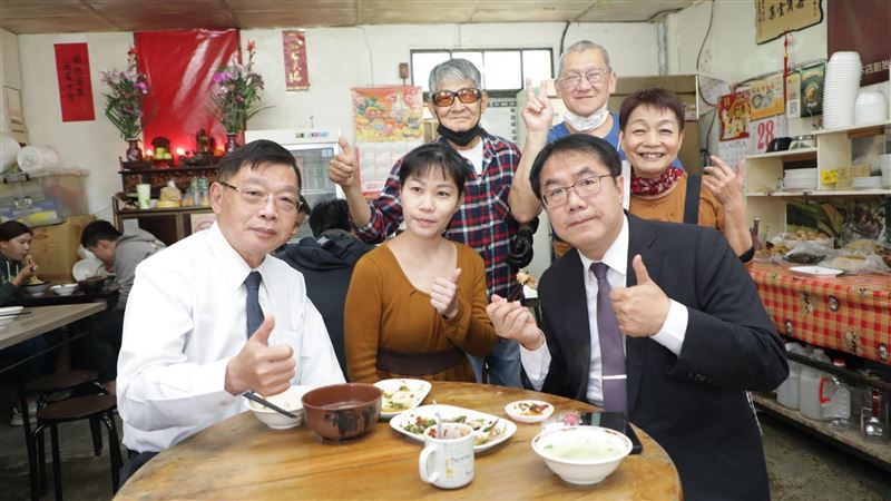 40年瘖啞麵店老闆退休女兒接棒　市長祝福