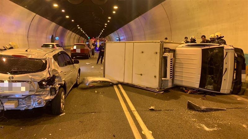收假車潮注意!中和隧道貨車撞2轎車翻覆