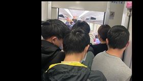台鐵自強號車廂大爆滿。（圖／翻攝自PTT）