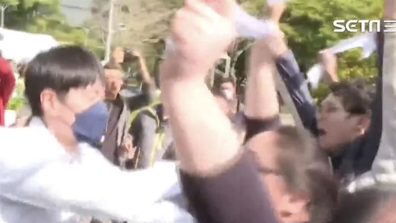 抗議民眾衝到蔣萬安背後！喊殺人兇手道歉