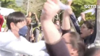 抗議民眾衝到蔣萬安背後！喊殺人兇手道歉