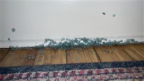 原PO掀開床板，意外發現隱形眼鏡小山。（圖／翻攝自Reddit）