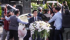 北市228事件紀念會　蔣萬安致詞遇群眾抗議台北市228事件76週年紀念會28日下午舉行，台北市長蔣萬安（前中）登台致詞時，身後突然闖入多名抗議人士，蔣萬安在台前靜候現場人員協助將抗議者請離。中央社記者吳家昇攝　112年2月28日