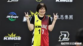 ▲林書豪、林書緯上演兄弟對決，林媽媽吳信信穿著特製球衣受訪。（圖／記者劉彥池攝影）