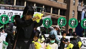 228事件76週年　民眾撒花瓣悼念228事件76週年，多個民間團體28日上午集結參與第7次「228．0紀念行動」，遊行隊伍到達終點後，參與者紛紛撒下花瓣，紀念已逝的228受難者。中央社記者趙世勳攝  112年2月28日