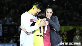 ▲高雄17直播鋼鐵人客場出戰新北國王，林書豪、林書緯賽前和媽媽吳信信合影。（圖／記者劉彥池攝影）