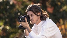 Sony FE 50mm F1.4 GM 鏡頭的直覺操作設計，更加提升創作者在拍攝時的工作效率，具備能適應任何環境的高度操作性與可靠性。