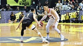 ▲高雄17直播鋼鐵人客場出戰新北國王，林書豪持球弟弟林書緯防守。（圖／記者劉彥池攝影）