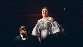 NSO國家交響樂團邀請俄羅斯女高音安娜涅翠布柯（前）來台，引發贊成與反對聲浪。（圖取自facebook.com/annanetrebko）