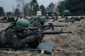 ▲亞速營持續都有招募新兵活動，由參與過馬力波大戰的軍官負責訓練，不過此舉似乎被俄羅斯外宣，集結大軍入侵摩爾多瓦。（圖／翻攝自亞速營官方推特）