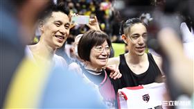 ▲高雄17直播鋼鐵人客場出戰新北國王，林書豪賽後和媽媽吳信信、弟弟林書緯合影。（圖／記者劉彥池攝影）