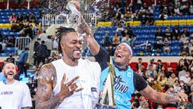 T1明星賽　霍華德獲選MVP台灣職籃T1聯盟28日在台北舉辦首屆全明星賽，Team Infinity由洋將「魔獸」霍華德（前左）領軍，終場以179比124大勝Team Beyond，霍華德也獲選MVP，Team Beyond洋將阿修羅（前右）向霍華德灑水慶祝，為他開心。中央社記者鄭清元攝  112年2月28日