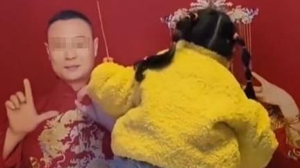 不知媽媽病逝！3歲女兒親吻媽媽生前婚照
