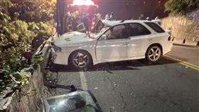 ▲新北市泰山廖男疑似戴妻兒出遊返家累了，開車時精神不濟，撞上路邊電線桿，車頭嚴重毀損，一家三口一度受困車內。（圖／翻攝畫面）