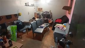 詐團女遭同夥捆鐵鍊毆打　台中警破門救人（圖／翻攝畫面）