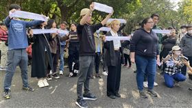 蔣萬安出席228事件紀念會  民團成員抗議台北市長蔣萬安28日出席北市府228事件紀念會，民團「無力者」多名成員突然衝進會場，並高舉寫有紅字「下跪道歉」的白布條向蔣萬安抗議，隨後也聚集場外表達立場訴求。中央社記者黃麗芸攝  112年2月28日