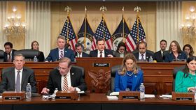 美眾院中國委員會首場聽證會登場  聚焦中共威脅美國眾議院「中國問題特別委員會」成立以來首場聽證會2月28日晚間登場，主席蓋拉格（第2排右3）開場致詞表示，美國未來10年的政策，將為未來100年奠基，美國對中國一廂情願的時代已經結束。中央社記者徐薇婷華盛頓攝  112年3月1日