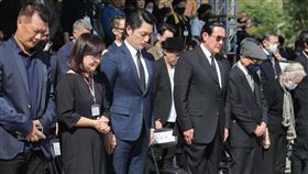 北市228紀念會  馬英九、蔣萬安默哀致意台北市228事件76週年紀念會28日下午在二二八和平公園紀念碑前舉行，前總統馬英九（前排左4）、台北市長蔣萬安（前排左3）等與會來賓起立默哀，表達對受難者的追思哀悼。中央社記者裴禛攝  112年2月28日