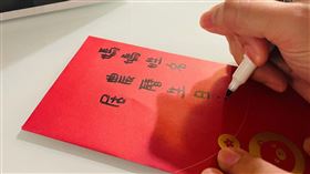 民眾可在密封紅包袋外寫妥長輩資訊，透過486團購提供的無償代收送服務代轉給道長為父母添歲壽。（圖／486團購提供）